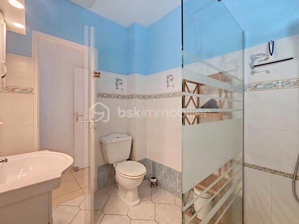 EXCLUSIVITE 
Delphine MIRANDA pour BSK Immobilier 
Jolie nouveauté dans un lotissement résidentiel en haut d'un morne, proche du centre bourg de Sainte Anne et ses commodités, 
Sur une parcelle de 800 m2 entièrement clôturée et végétalisée , vous accédez par le  portail sécurisé à une grande aire de stationnement pouvant abriter à minima 4 véhicules.
Passez le porche d'entrée vous trouverez un grand salon séjour en L ouvert sur la terrasse , une cuisine équipée avec son cellier buanderie attenant avec accès direct sur le jardin. Deux chambres climatisées et une salle d'eau avec douche et toilettes et une grande suite parentale (orientée côté piscine) avec sa salle d'eau / wc viennent compléter ce niveau.
A l'étage en mezzanine se trouve une belle pièce climatisée de 28 m2 aménagée en 4ème chambre avec de nombreux rangements.
Les extérieurs ne sont pas en reste puisque vous disposez d'une terrasse abritée avec son coin repas , un carbet coin détente orienté sur la piscine (filtration au sel)  prolongée par un deck avec vue dégagée assurant une bonne ventilation.
Ses atouts majeurs :
- 4 chambres
- piscine 
- boulodrome 
- citerne tampon 
- chauffe-eau solaire
- jardin entretenu avec fruitiers entièrement clôturé 
La villa d'une surface habitable de 120 m2 (170 m2 de surface utile) est vendue meublée clé en main , idéal pour une résidence principale ou investissement locatif.
Pour plus d'informations , accéder aux vidéos , n'hésitez pas à me contacter au 06 90 90 28 32 , merci de privilégier le premier contact par appel ou message whatsapp.