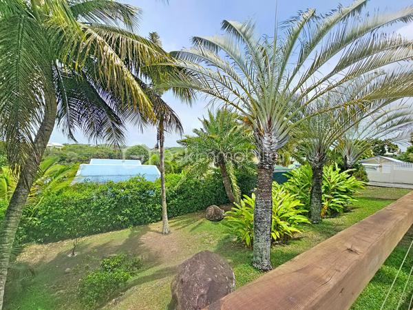 EXCLUSIVITE 
Delphine MIRANDA pour BSK Immobilier 
Jolie nouveauté dans un lotissement résidentiel en haut d'un morne, proche du centre bourg de Sainte Anne et ses commodités, 
Sur une parcelle de 800 m2 entièrement clôturée et végétalisée , vous accédez par le  portail sécurisé à une grande aire de stationnement pouvant abriter à minima 4 véhicules.
Passez le porche d'entrée vous trouverez un grand salon séjour en L ouvert sur la terrasse , une cuisine équipée avec son cellier buanderie attenant avec accès direct sur le jardin. Deux chambres climatisées et une salle d'eau avec douche et toilettes et une grande suite parentale (orientée côté piscine) avec sa salle d'eau / wc viennent compléter ce niveau.
A l'étage en mezzanine se trouve une belle pièce climatisée de 28 m2 aménagée en 4ème chambre avec de nombreux rangements.
Les extérieurs ne sont pas en reste puisque vous disposez d'une terrasse abritée avec son coin repas , un carbet coin détente orienté sur la piscine (filtration au sel)  prolongée par un deck avec vue dégagée assurant une bonne ventilation.
Ses atouts majeurs :
- 4 chambres
- piscine 
- boulodrome 
- citerne tampon 
- chauffe-eau solaire
- jardin entretenu avec fruitiers entièrement clôturé 
La villa d'une surface habitable de 120 m2 (170 m2 de surface utile) est vendue meublée clé en main , idéal pour une résidence principale ou investissement locatif.
Pour plus d'informations , accéder aux vidéos , n'hésitez pas à me contacter au 06 90 90 28 32 , merci de privilégier le premier contact par appel ou message whatsapp.