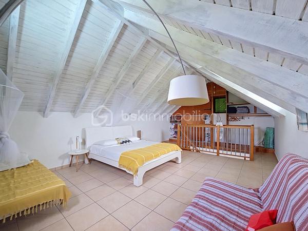 EXCLUSIVITE 
Delphine MIRANDA pour BSK Immobilier 
Jolie nouveauté dans un lotissement résidentiel en haut d'un morne, proche du centre bourg de Sainte Anne et ses commodités, 
Sur une parcelle de 800 m2 entièrement clôturée et végétalisée , vous accédez par le  portail sécurisé à une grande aire de stationnement pouvant abriter à minima 4 véhicules.
Passez le porche d'entrée vous trouverez un grand salon séjour en L ouvert sur la terrasse , une cuisine équipée avec son cellier buanderie attenant avec accès direct sur le jardin. Deux chambres climatisées et une salle d'eau avec douche et toilettes et une grande suite parentale (orientée côté piscine) avec sa salle d'eau / wc viennent compléter ce niveau.
A l'étage en mezzanine se trouve une belle pièce climatisée de 28 m2 aménagée en 4ème chambre avec de nombreux rangements.
Les extérieurs ne sont pas en reste puisque vous disposez d'une terrasse abritée avec son coin repas , un carbet coin détente orienté sur la piscine (filtration au sel)  prolongée par un deck avec vue dégagée assurant une bonne ventilation.
Ses atouts majeurs :
- 4 chambres
- piscine 
- boulodrome 
- citerne tampon 
- chauffe-eau solaire
- jardin entretenu avec fruitiers entièrement clôturé 
La villa d'une surface habitable de 120 m2 (170 m2 de surface utile) est vendue meublée clé en main , idéal pour une résidence principale ou investissement locatif.
Pour plus d'informations , accéder aux vidéos , n'hésitez pas à me contacter au 06 90 90 28 32 , merci de privilégier le premier contact par appel ou message whatsapp.