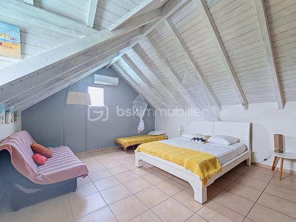 EXCLUSIVITE 
Delphine MIRANDA pour BSK Immobilier 
Jolie nouveauté dans un lotissement résidentiel en haut d'un morne, proche du centre bourg de Sainte Anne et ses commodités, 
Sur une parcelle de 800 m2 entièrement clôturée et végétalisée , vous accédez par le  portail sécurisé à une grande aire de stationnement pouvant abriter à minima 4 véhicules.
Passez le porche d'entrée vous trouverez un grand salon séjour en L ouvert sur la terrasse , une cuisine équipée avec son cellier buanderie attenant avec accès direct sur le jardin. Deux chambres climatisées et une salle d'eau avec douche et toilettes et une grande suite parentale (orientée côté piscine) avec sa salle d'eau / wc viennent compléter ce niveau.
A l'étage en mezzanine se trouve une belle pièce climatisée de 28 m2 aménagée en 4ème chambre avec de nombreux rangements.
Les extérieurs ne sont pas en reste puisque vous disposez d'une terrasse abritée avec son coin repas , un carbet coin détente orienté sur la piscine (filtration au sel)  prolongée par un deck avec vue dégagée assurant une bonne ventilation.
Ses atouts majeurs :
- 4 chambres
- piscine 
- boulodrome 
- citerne tampon 
- chauffe-eau solaire
- jardin entretenu avec fruitiers entièrement clôturé 
La villa d'une surface habitable de 120 m2 (170 m2 de surface utile) est vendue meublée clé en main , idéal pour une résidence principale ou investissement locatif.
Pour plus d'informations , accéder aux vidéos , n'hésitez pas à me contacter au 06 90 90 28 32 , merci de privilégier le premier contact par appel ou message whatsapp.