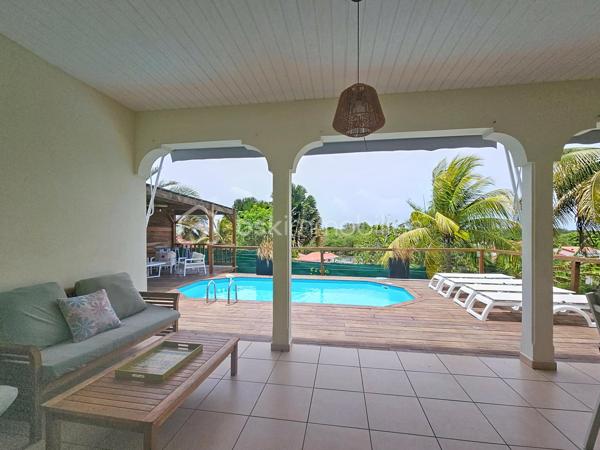 EXCLUSIVITE 
Delphine MIRANDA pour BSK Immobilier 
Jolie nouveauté dans un lotissement résidentiel en haut d'un morne, proche du centre bourg de Sainte Anne et ses commodités, 
Sur une parcelle de 800 m2 entièrement clôturée et végétalisée , vous accédez par le  portail sécurisé à une grande aire de stationnement pouvant abriter à minima 4 véhicules.
Passez le porche d'entrée vous trouverez un grand salon séjour en L ouvert sur la terrasse , une cuisine équipée avec son cellier buanderie attenant avec accès direct sur le jardin. Deux chambres climatisées et une salle d'eau avec douche et toilettes et une grande suite parentale (orientée côté piscine) avec sa salle d'eau / wc viennent compléter ce niveau.
A l'étage en mezzanine se trouve une belle pièce climatisée de 28 m2 aménagée en 4ème chambre avec de nombreux rangements.
Les extérieurs ne sont pas en reste puisque vous disposez d'une terrasse abritée avec son coin repas , un carbet coin détente orienté sur la piscine (filtration au sel)  prolongée par un deck avec vue dégagée assurant une bonne ventilation.
Ses atouts majeurs :
- 4 chambres
- piscine 
- boulodrome 
- citerne tampon 
- chauffe-eau solaire
- jardin entretenu avec fruitiers entièrement clôturé 
La villa d'une surface habitable de 120 m2 (170 m2 de surface utile) est vendue meublée clé en main , idéal pour une résidence principale ou investissement locatif.
Pour plus d'informations , accéder aux vidéos , n'hésitez pas à me contacter au 06 90 90 28 32 , merci de privilégier le premier contact par appel ou message whatsapp.