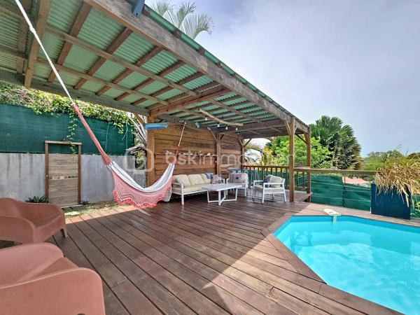 EXCLUSIVITE 
Delphine MIRANDA pour BSK Immobilier 
Jolie nouveauté dans un lotissement résidentiel en haut d'un morne, proche du centre bourg de Sainte Anne et ses commodités, 
Sur une parcelle de 800 m2 entièrement clôturée et végétalisée , vous accédez par le  portail sécurisé à une grande aire de stationnement pouvant abriter à minima 4 véhicules.
Passez le porche d'entrée vous trouverez un grand salon séjour en L ouvert sur la terrasse , une cuisine équipée avec son cellier buanderie attenant avec accès direct sur le jardin. Deux chambres climatisées et une salle d'eau avec douche et toilettes et une grande suite parentale (orientée côté piscine) avec sa salle d'eau / wc viennent compléter ce niveau.
A l'étage en mezzanine se trouve une belle pièce climatisée de 28 m2 aménagée en 4ème chambre avec de nombreux rangements.
Les extérieurs ne sont pas en reste puisque vous disposez d'une terrasse abritée avec son coin repas , un carbet coin détente orienté sur la piscine (filtration au sel)  prolongée par un deck avec vue dégagée assurant une bonne ventilation.
Ses atouts majeurs :
- 4 chambres
- piscine 
- boulodrome 
- citerne tampon 
- chauffe-eau solaire
- jardin entretenu avec fruitiers entièrement clôturé 
La villa d'une surface habitable de 120 m2 (170 m2 de surface utile) est vendue meublée clé en main , idéal pour une résidence principale ou investissement locatif.
Pour plus d'informations , accéder aux vidéos , n'hésitez pas à me contacter au 06 90 90 28 32 , merci de privilégier le premier contact par appel ou message whatsapp.