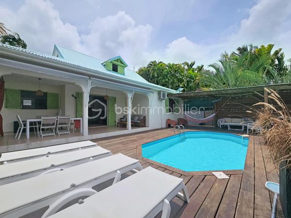 EXCLUSIVITE 
Delphine MIRANDA pour BSK Immobilier 
Jolie nouveauté dans un lotissement résidentiel en haut d'un morne, proche du centre bourg de Sainte Anne et ses commodités, 
Sur une parcelle de 800 m2 entièrement clôturée et végétalisée , vous accédez par le  portail sécurisé à une grande aire de stationnement pouvant abriter à minima 4 véhicules.
Passez le porche d'entrée vous trouverez un grand salon séjour en L ouvert sur la terrasse , une cuisine équipée avec son cellier buanderie attenant avec accès direct sur le jardin. Deux chambres climatisées et une salle d'eau avec douche et toilettes et une grande suite parentale (orientée côté piscine) avec sa salle d'eau / wc viennent compléter ce niveau.
A l'étage en mezzanine se trouve une belle pièce climatisée de 28 m2 aménagée en 4ème chambre avec de nombreux rangements.
Les extérieurs ne sont pas en reste puisque vous disposez d'une terrasse abritée avec son coin repas , un carbet coin détente orienté sur la piscine (filtration au sel)  prolongée par un deck avec vue dégagée assurant une bonne ventilation.
Ses atouts majeurs :
- 4 chambres
- piscine 
- boulodrome 
- citerne tampon 
- chauffe-eau solaire
- jardin entretenu avec fruitiers entièrement clôturé 
La villa d'une surface habitable de 120 m2 (170 m2 de surface utile) est vendue meublée clé en main , idéal pour une résidence principale ou investissement locatif.
Pour plus d'informations , accéder aux vidéos , n'hésitez pas à me contacter au 06 90 90 28 32 , merci de privilégier le premier contact par appel ou message whatsapp.