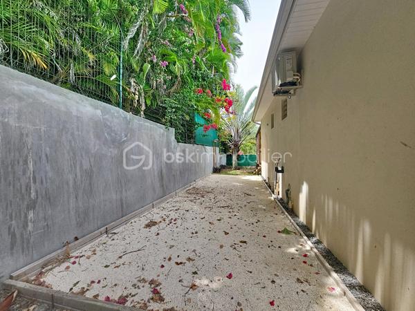 EXCLUSIVITE 
Delphine MIRANDA pour BSK Immobilier 
Jolie nouveauté dans un lotissement résidentiel en haut d'un morne, proche du centre bourg de Sainte Anne et ses commodités, 
Sur une parcelle de 800 m2 entièrement clôturée et végétalisée , vous accédez par le  portail sécurisé à une grande aire de stationnement pouvant abriter à minima 4 véhicules.
Passez le porche d'entrée vous trouverez un grand salon séjour en L ouvert sur la terrasse , une cuisine équipée avec son cellier buanderie attenant avec accès direct sur le jardin. Deux chambres climatisées et une salle d'eau avec douche et toilettes et une grande suite parentale (orientée côté piscine) avec sa salle d'eau / wc viennent compléter ce niveau.
A l'étage en mezzanine se trouve une belle pièce climatisée de 28 m2 aménagée en 4ème chambre avec de nombreux rangements.
Les extérieurs ne sont pas en reste puisque vous disposez d'une terrasse abritée avec son coin repas , un carbet coin détente orienté sur la piscine (filtration au sel)  prolongée par un deck avec vue dégagée assurant une bonne ventilation.
Ses atouts majeurs :
- 4 chambres
- piscine 
- boulodrome 
- citerne tampon 
- chauffe-eau solaire
- jardin entretenu avec fruitiers entièrement clôturé 
La villa d'une surface habitable de 120 m2 (170 m2 de surface utile) est vendue meublée clé en main , idéal pour une résidence principale ou investissement locatif.
Pour plus d'informations , accéder aux vidéos , n'hésitez pas à me contacter au 06 90 90 28 32 , merci de privilégier le premier contact par appel ou message whatsapp.
