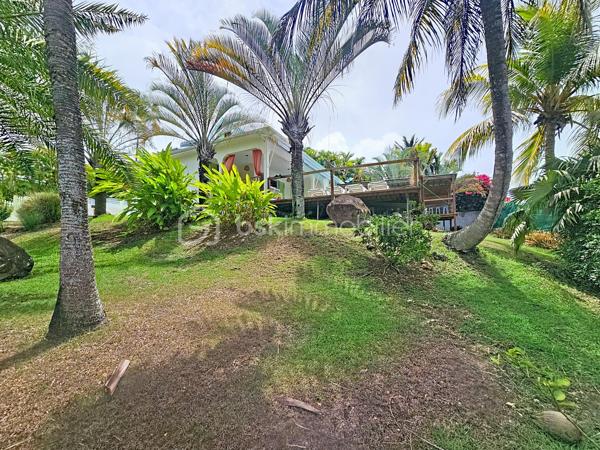EXCLUSIVITE 
Delphine MIRANDA pour BSK Immobilier 
Jolie nouveauté dans un lotissement résidentiel en haut d'un morne, proche du centre bourg de Sainte Anne et ses commodités, 
Sur une parcelle de 800 m2 entièrement clôturée et végétalisée , vous accédez par le  portail sécurisé à une grande aire de stationnement pouvant abriter à minima 4 véhicules.
Passez le porche d'entrée vous trouverez un grand salon séjour en L ouvert sur la terrasse , une cuisine équipée avec son cellier buanderie attenant avec accès direct sur le jardin. Deux chambres climatisées et une salle d'eau avec douche et toilettes et une grande suite parentale (orientée côté piscine) avec sa salle d'eau / wc viennent compléter ce niveau.
A l'étage en mezzanine se trouve une belle pièce climatisée de 28 m2 aménagée en 4ème chambre avec de nombreux rangements.
Les extérieurs ne sont pas en reste puisque vous disposez d'une terrasse abritée avec son coin repas , un carbet coin détente orienté sur la piscine (filtration au sel)  prolongée par un deck avec vue dégagée assurant une bonne ventilation.
Ses atouts majeurs :
- 4 chambres
- piscine 
- boulodrome 
- citerne tampon 
- chauffe-eau solaire
- jardin entretenu avec fruitiers entièrement clôturé 
La villa d'une surface habitable de 120 m2 (170 m2 de surface utile) est vendue meublée clé en main , idéal pour une résidence principale ou investissement locatif.
Pour plus d'informations , accéder aux vidéos , n'hésitez pas à me contacter au 06 90 90 28 32 , merci de privilégier le premier contact par appel ou message whatsapp.