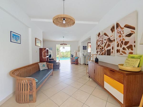 EXCLUSIVITE 
Delphine MIRANDA pour BSK Immobilier 
Jolie nouveauté dans un lotissement résidentiel en haut d'un morne, proche du centre bourg de Sainte Anne et ses commodités, 
Sur une parcelle de 800 m2 entièrement clôturée et végétalisée , vous accédez par le  portail sécurisé à une grande aire de stationnement pouvant abriter à minima 4 véhicules.
Passez le porche d'entrée vous trouverez un grand salon séjour en L ouvert sur la terrasse , une cuisine équipée avec son cellier buanderie attenant avec accès direct sur le jardin. Deux chambres climatisées et une salle d'eau avec douche et toilettes et une grande suite parentale (orientée côté piscine) avec sa salle d'eau / wc viennent compléter ce niveau.
A l'étage en mezzanine se trouve une belle pièce climatisée de 28 m2 aménagée en 4ème chambre avec de nombreux rangements.
Les extérieurs ne sont pas en reste puisque vous disposez d'une terrasse abritée avec son coin repas , un carbet coin détente orienté sur la piscine (filtration au sel)  prolongée par un deck avec vue dégagée assurant une bonne ventilation.
Ses atouts majeurs :
- 4 chambres
- piscine 
- boulodrome 
- citerne tampon 
- chauffe-eau solaire
- jardin entretenu avec fruitiers entièrement clôturé 
La villa d'une surface habitable de 120 m2 (170 m2 de surface utile) est vendue meublée clé en main , idéal pour une résidence principale ou investissement locatif.
Pour plus d'informations , accéder aux vidéos , n'hésitez pas à me contacter au 06 90 90 28 32 , merci de privilégier le premier contact par appel ou message whatsapp.