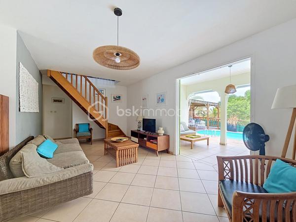 EXCLUSIVITE 
Delphine MIRANDA pour BSK Immobilier 
Jolie nouveauté dans un lotissement résidentiel en haut d'un morne, proche du centre bourg de Sainte Anne et ses commodités, 
Sur une parcelle de 800 m2 entièrement clôturée et végétalisée , vous accédez par le  portail sécurisé à une grande aire de stationnement pouvant abriter à minima 4 véhicules.
Passez le porche d'entrée vous trouverez un grand salon séjour en L ouvert sur la terrasse , une cuisine équipée avec son cellier buanderie attenant avec accès direct sur le jardin. Deux chambres climatisées et une salle d'eau avec douche et toilettes et une grande suite parentale (orientée côté piscine) avec sa salle d'eau / wc viennent compléter ce niveau.
A l'étage en mezzanine se trouve une belle pièce climatisée de 28 m2 aménagée en 4ème chambre avec de nombreux rangements.
Les extérieurs ne sont pas en reste puisque vous disposez d'une terrasse abritée avec son coin repas , un carbet coin détente orienté sur la piscine (filtration au sel)  prolongée par un deck avec vue dégagée assurant une bonne ventilation.
Ses atouts majeurs :
- 4 chambres
- piscine 
- boulodrome 
- citerne tampon 
- chauffe-eau solaire
- jardin entretenu avec fruitiers entièrement clôturé 
La villa d'une surface habitable de 120 m2 (170 m2 de surface utile) est vendue meublée clé en main , idéal pour une résidence principale ou investissement locatif.
Pour plus d'informations , accéder aux vidéos , n'hésitez pas à me contacter au 06 90 90 28 32 , merci de privilégier le premier contact par appel ou message whatsapp.