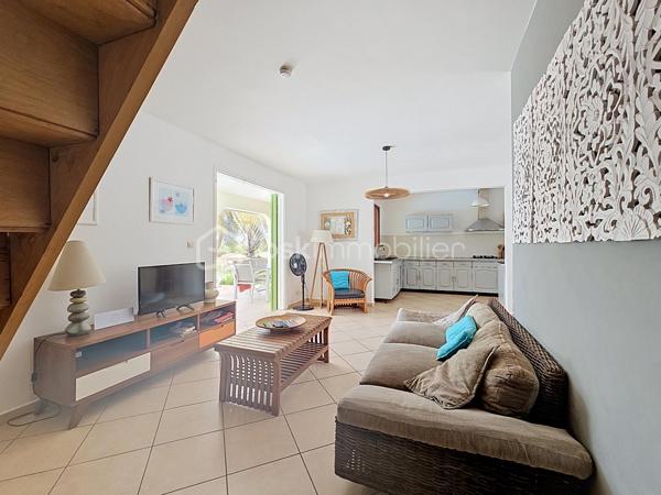 EXCLUSIVITE 
Delphine MIRANDA pour BSK Immobilier 
Jolie nouveauté dans un lotissement résidentiel en haut d'un morne, proche du centre bourg de Sainte Anne et ses commodités, 
Sur une parcelle de 800 m2 entièrement clôturée et végétalisée , vous accédez par le  portail sécurisé à une grande aire de stationnement pouvant abriter à minima 4 véhicules.
Passez le porche d'entrée vous trouverez un grand salon séjour en L ouvert sur la terrasse , une cuisine équipée avec son cellier buanderie attenant avec accès direct sur le jardin. Deux chambres climatisées et une salle d'eau avec douche et toilettes et une grande suite parentale (orientée côté piscine) avec sa salle d'eau / wc viennent compléter ce niveau.
A l'étage en mezzanine se trouve une belle pièce climatisée de 28 m2 aménagée en 4ème chambre avec de nombreux rangements.
Les extérieurs ne sont pas en reste puisque vous disposez d'une terrasse abritée avec son coin repas , un carbet coin détente orienté sur la piscine (filtration au sel)  prolongée par un deck avec vue dégagée assurant une bonne ventilation.
Ses atouts majeurs :
- 4 chambres
- piscine 
- boulodrome 
- citerne tampon 
- chauffe-eau solaire
- jardin entretenu avec fruitiers entièrement clôturé 
La villa d'une surface habitable de 120 m2 (170 m2 de surface utile) est vendue meublée clé en main , idéal pour une résidence principale ou investissement locatif.
Pour plus d'informations , accéder aux vidéos , n'hésitez pas à me contacter au 06 90 90 28 32 , merci de privilégier le premier contact par appel ou message whatsapp.