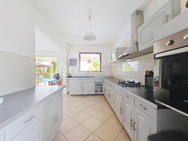 EXCLUSIVITE 
Delphine MIRANDA pour BSK Immobilier 
Jolie nouveauté dans un lotissement résidentiel en haut d'un morne, proche du centre bourg de Sainte Anne et ses commodités, 
Sur une parcelle de 800 m2 entièrement clôturée et végétalisée , vous accédez par le  portail sécurisé à une grande aire de stationnement pouvant abriter à minima 4 véhicules.
Passez le porche d'entrée vous trouverez un grand salon séjour en L ouvert sur la terrasse , une cuisine équipée avec son cellier buanderie attenant avec accès direct sur le jardin. Deux chambres climatisées et une salle d'eau avec douche et toilettes et une grande suite parentale (orientée côté piscine) avec sa salle d'eau / wc viennent compléter ce niveau.
A l'étage en mezzanine se trouve une belle pièce climatisée de 28 m2 aménagée en 4ème chambre avec de nombreux rangements.
Les extérieurs ne sont pas en reste puisque vous disposez d'une terrasse abritée avec son coin repas , un carbet coin détente orienté sur la piscine (filtration au sel)  prolongée par un deck avec vue dégagée assurant une bonne ventilation.
Ses atouts majeurs :
- 4 chambres
- piscine 
- boulodrome 
- citerne tampon 
- chauffe-eau solaire
- jardin entretenu avec fruitiers entièrement clôturé 
La villa d'une surface habitable de 120 m2 (170 m2 de surface utile) est vendue meublée clé en main , idéal pour une résidence principale ou investissement locatif.
Pour plus d'informations , accéder aux vidéos , n'hésitez pas à me contacter au 06 90 90 28 32 , merci de privilégier le premier contact par appel ou message whatsapp.