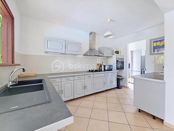 EXCLUSIVITE 
Delphine MIRANDA pour BSK Immobilier 
Jolie nouveauté dans un lotissement résidentiel en haut d'un morne, proche du centre bourg de Sainte Anne et ses commodités, 
Sur une parcelle de 800 m2 entièrement clôturée et végétalisée , vous accédez par le  portail sécurisé à une grande aire de stationnement pouvant abriter à minima 4 véhicules.
Passez le porche d'entrée vous trouverez un grand salon séjour en L ouvert sur la terrasse , une cuisine équipée avec son cellier buanderie attenant avec accès direct sur le jardin. Deux chambres climatisées et une salle d'eau avec douche et toilettes et une grande suite parentale (orientée côté piscine) avec sa salle d'eau / wc viennent compléter ce niveau.
A l'étage en mezzanine se trouve une belle pièce climatisée de 28 m2 aménagée en 4ème chambre avec de nombreux rangements.
Les extérieurs ne sont pas en reste puisque vous disposez d'une terrasse abritée avec son coin repas , un carbet coin détente orienté sur la piscine (filtration au sel)  prolongée par un deck avec vue dégagée assurant une bonne ventilation.
Ses atouts majeurs :
- 4 chambres
- piscine 
- boulodrome 
- citerne tampon 
- chauffe-eau solaire
- jardin entretenu avec fruitiers entièrement clôturé 
La villa d'une surface habitable de 120 m2 (170 m2 de surface utile) est vendue meublée clé en main , idéal pour une résidence principale ou investissement locatif.
Pour plus d'informations , accéder aux vidéos , n'hésitez pas à me contacter au 06 90 90 28 32 , merci de privilégier le premier contact par appel ou message whatsapp.