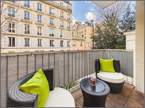 Studio lumineux avec balcon, idéalement situé entre le bois de Boulogne et les commerces des Sablons.