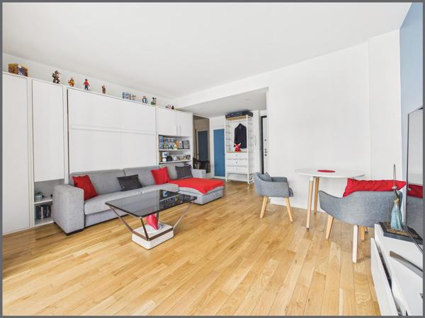 Studio lumineux avec balcon, idéalement situé entre le bois de Boulogne et les commerces des Sablons.