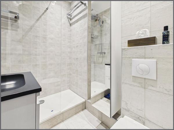 Studio lumineux avec balcon, idéalement situé entre le bois de Boulogne et les commerces des Sablons.