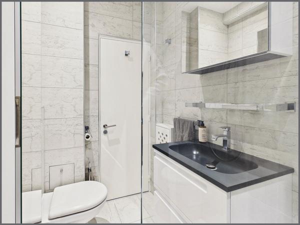 Studio lumineux avec balcon, idéalement situé entre le bois de Boulogne et les commerces des Sablons.