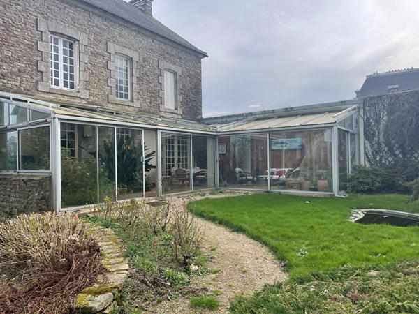 Maison cossue, centre ville de Questembert, 4 chambres, 400 m² de terrain.