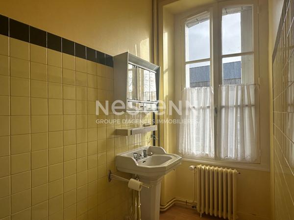 Maison cossue, centre ville de Questembert, 4 chambres, 400 m² de terrain.