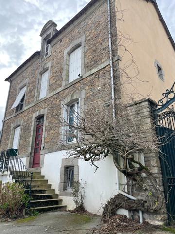 Maison cossue, centre ville de Questembert, 4 chambres, 400 m² de terrain.