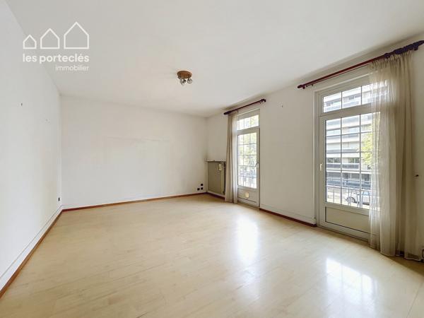 Appartement 107 m² traversant avec 2 balcons – Fort potentiel, NEUDORF