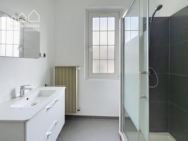Appartement 107 m² traversant avec 2 balcons – Fort potentiel, NEUDORF