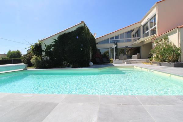 Aux PORTES de LA ROCHE su YON côté NORD, Maison de 238 m² avec 6 chambres, Bureau double, SDB, SDE, 3 WC et PISCINE, GARAGE et PARKING intérieur avec CARPORT 2 véhicules