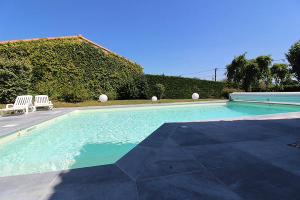 Aux PORTES de LA ROCHE su YON côté NORD, Maison de 238 m² avec 6 chambres, Bureau double, SDB, SDE, 3 WC et PISCINE, GARAGE et PARKING intérieur avec CARPORT 2 véhicules