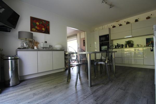 Aux PORTES de LA ROCHE su YON côté NORD, Maison de 238 m² avec 6 chambres, Bureau double, SDB, SDE, 3 WC et PISCINE, GARAGE et PARKING intérieur avec CARPORT 2 véhicules