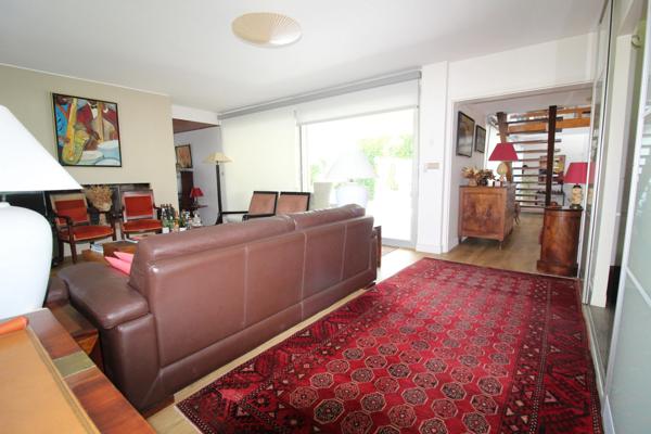 Aux PORTES de LA ROCHE su YON côté NORD, Maison de 238 m² avec 6 chambres, Bureau double, SDB, SDE, 3 WC et PISCINE, GARAGE et PARKING intérieur avec CARPORT 2 véhicules