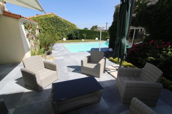 Aux PORTES de LA ROCHE su YON côté NORD, Maison de 238 m² avec 6 chambres, Bureau double, SDB, SDE, 3 WC et PISCINE, GARAGE et PARKING intérieur avec CARPORT 2 véhicules