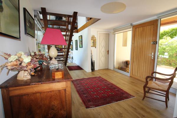 Aux PORTES de LA ROCHE su YON côté NORD, Maison de 238 m² avec 6 chambres, Bureau double, SDB, SDE, 3 WC et PISCINE, GARAGE et PARKING intérieur avec CARPORT 2 véhicules