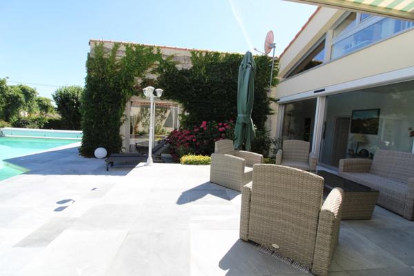 Aux PORTES de LA ROCHE su YON côté NORD, Maison de 238 m² avec 6 chambres, Bureau double, SDB, SDE, 3 WC et PISCINE, GARAGE et PARKING intérieur avec CARPORT 2 véhicules