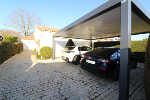 Aux PORTES de LA ROCHE su YON côté NORD, Maison de 238 m² avec 6 chambres, Bureau double, SDB, SDE, 3 WC et PISCINE, GARAGE et PARKING intérieur avec CARPORT 2 véhicules