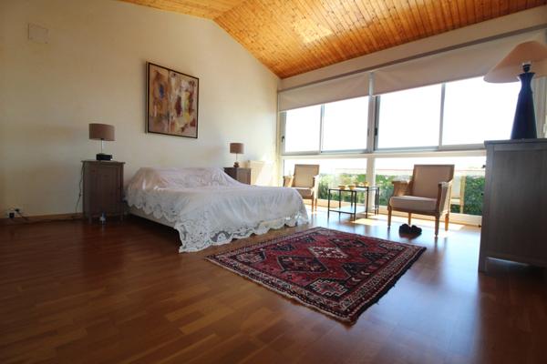 Aux PORTES de LA ROCHE su YON côté NORD, Maison de 238 m² avec 6 chambres, Bureau double, SDB, SDE, 3 WC et PISCINE, GARAGE et PARKING intérieur avec CARPORT 2 véhicules