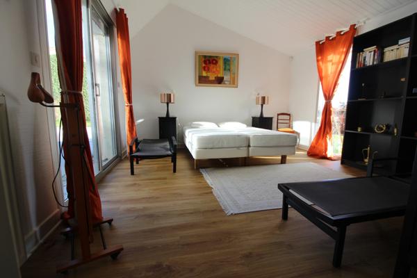 Aux PORTES de LA ROCHE su YON côté NORD, Maison de 238 m² avec 6 chambres, Bureau double, SDB, SDE, 3 WC et PISCINE, GARAGE et PARKING intérieur avec CARPORT 2 véhicules