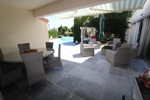 Aux PORTES de LA ROCHE su YON côté NORD, Maison de 238 m² avec 6 chambres, Bureau double, SDB, SDE, 3 WC et PISCINE, GARAGE et PARKING intérieur avec CARPORT 2 véhicules