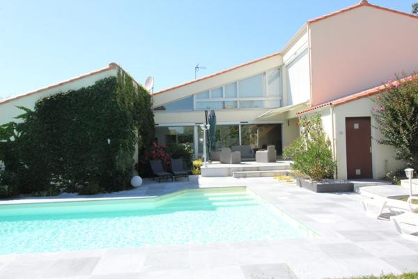 Aux PORTES de LA ROCHE su YON côté NORD, Maison de 238 m² avec 6 chambres, Bureau double, SDB, SDE, 3 WC et PISCINE, GARAGE et PARKING intérieur avec CARPORT 2 véhicules