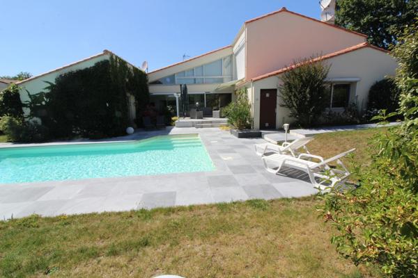 Aux PORTES de LA ROCHE su YON côté NORD, Maison de 238 m² avec 6 chambres, Bureau double, SDB, SDE, 3 WC et PISCINE, GARAGE et PARKING intérieur avec CARPORT 2 véhicules