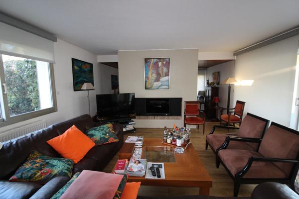 Aux PORTES de LA ROCHE su YON côté NORD, Maison de 238 m² avec 6 chambres, Bureau double, SDB, SDE, 3 WC et PISCINE, GARAGE et PARKING intérieur avec CARPORT 2 véhicules