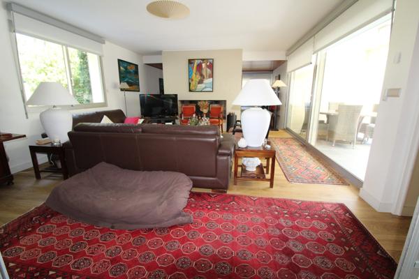 Aux PORTES de LA ROCHE su YON côté NORD, Maison de 238 m² avec 6 chambres, Bureau double, SDB, SDE, 3 WC et PISCINE, GARAGE et PARKING intérieur avec CARPORT 2 véhicules