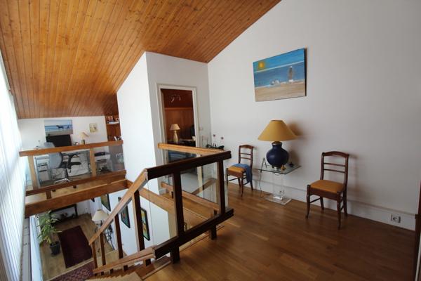 Aux PORTES de LA ROCHE su YON côté NORD, Maison de 238 m² avec 6 chambres, Bureau double, SDB, SDE, 3 WC et PISCINE, GARAGE et PARKING intérieur avec CARPORT 2 véhicules