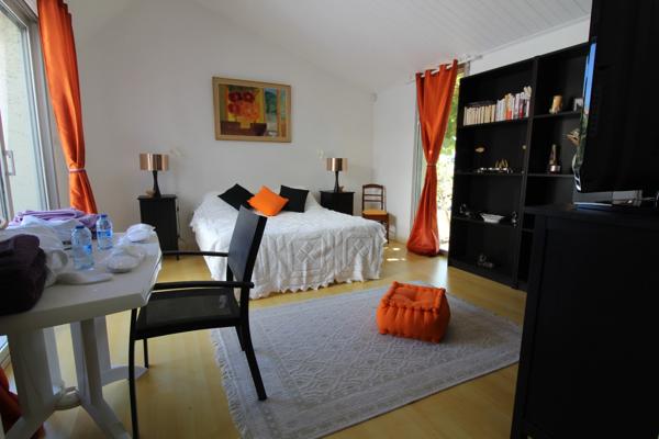 Aux PORTES de LA ROCHE su YON côté NORD, Maison de 238 m² avec 6 chambres, Bureau double, SDB, SDE, 3 WC et PISCINE, GARAGE et PARKING intérieur avec CARPORT 2 véhicules