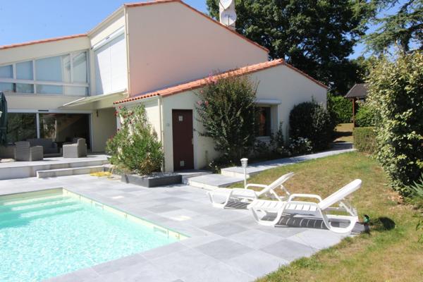 Aux PORTES de LA ROCHE su YON côté NORD, Maison de 238 m² avec 6 chambres, Bureau double, SDB, SDE, 3 WC et PISCINE, GARAGE et PARKING intérieur avec CARPORT 2 véhicules