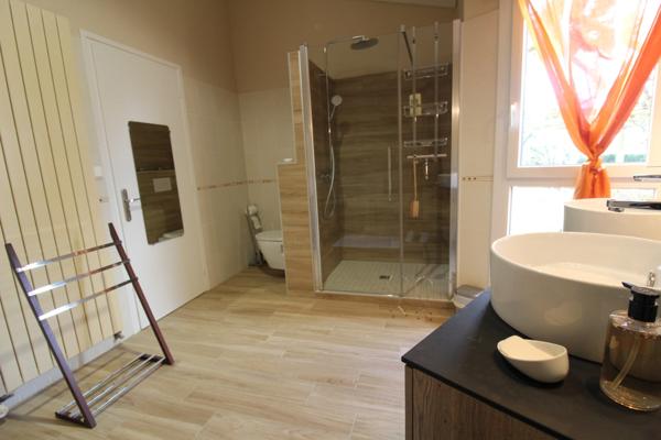 Aux PORTES de LA ROCHE su YON côté NORD, Maison de 238 m² avec 6 chambres, Bureau double, SDB, SDE, 3 WC et PISCINE, GARAGE et PARKING intérieur avec CARPORT 2 véhicules