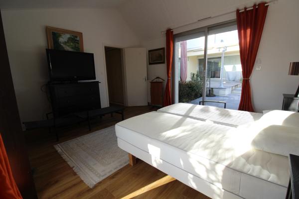 Aux PORTES de LA ROCHE su YON côté NORD, Maison de 238 m² avec 6 chambres, Bureau double, SDB, SDE, 3 WC et PISCINE, GARAGE et PARKING intérieur avec CARPORT 2 véhicules