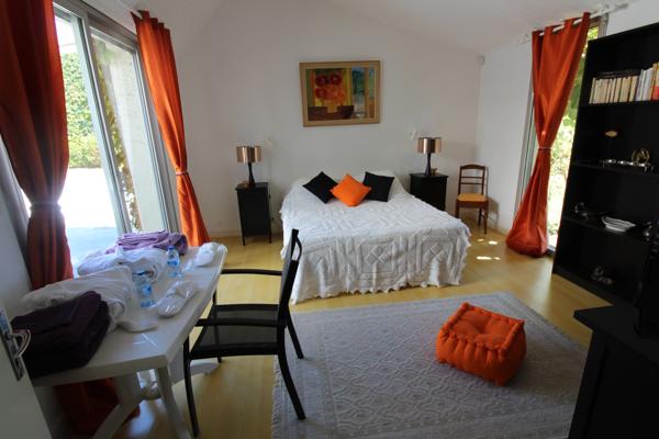 Aux PORTES de LA ROCHE su YON côté NORD, Maison de 238 m² avec 6 chambres, Bureau double, SDB, SDE, 3 WC et PISCINE, GARAGE et PARKING intérieur avec CARPORT 2 véhicules