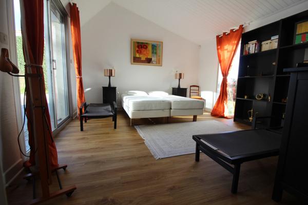 Aux PORTES de LA ROCHE su YON côté NORD, Maison de 238 m² avec 6 chambres, Bureau double, SDB, SDE, 3 WC et PISCINE, GARAGE et PARKING intérieur avec CARPORT 2 véhicules