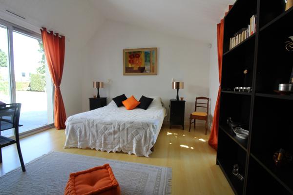 Aux PORTES de LA ROCHE su YON côté NORD, Maison de 238 m² avec 6 chambres, Bureau double, SDB, SDE, 3 WC et PISCINE, GARAGE et PARKING intérieur avec CARPORT 2 véhicules