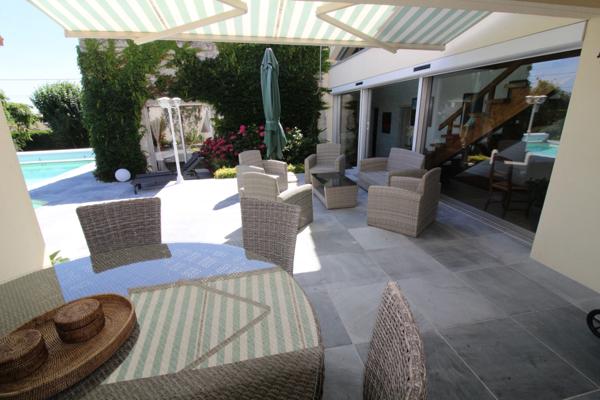 Aux PORTES de LA ROCHE su YON côté NORD, Maison de 238 m² avec 6 chambres, Bureau double, SDB, SDE, 3 WC et PISCINE, GARAGE et PARKING intérieur avec CARPORT 2 véhicules