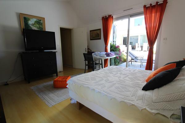 Aux PORTES de LA ROCHE su YON côté NORD, Maison de 238 m² avec 6 chambres, Bureau double, SDB, SDE, 3 WC et PISCINE, GARAGE et PARKING intérieur avec CARPORT 2 véhicules