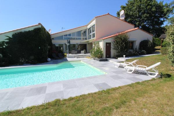 Aux PORTES de LA ROCHE su YON côté NORD, Maison de 238 m² avec 6 chambres, Bureau double, SDB, SDE, 3 WC et PISCINE, GARAGE et PARKING intérieur avec CARPORT 2 véhicules