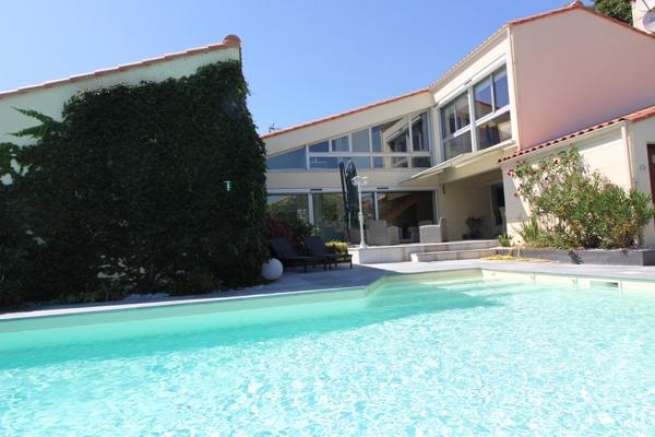 Aux PORTES de LA ROCHE su YON côté NORD, Maison de 238 m² avec 6 chambres, Bureau double, SDB, SDE, 3 WC et PISCINE, GARAGE et PARKING intérieur avec CARPORT 2 véhicules